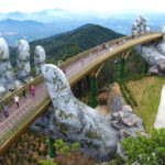 Cau Vang, Le pont dans les mains des titans au Vietnam